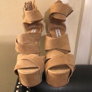 STEVE MADDEN SIZE 8 NUDE HEELS